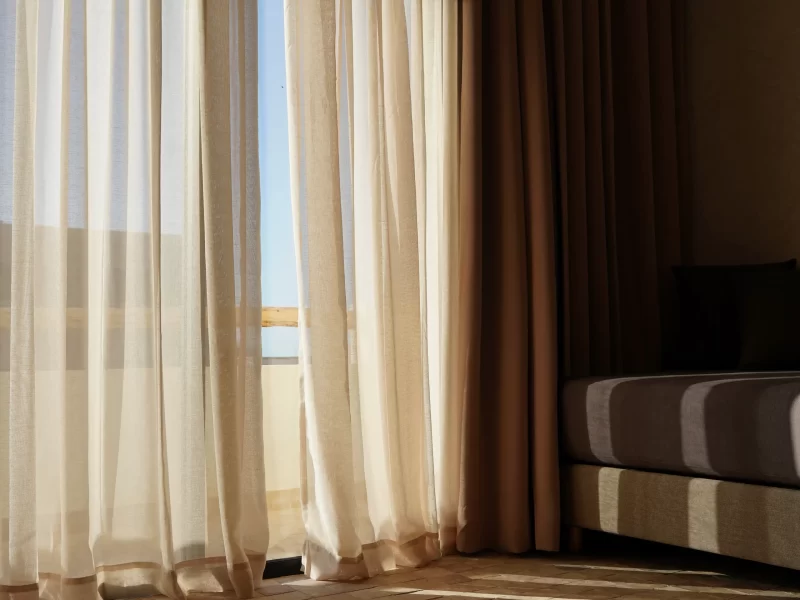 Hotelzimmer mit transparenten und Thermovorhängen mit Blick aufs Meer im L'Oued the Lodge in Imsouane.
