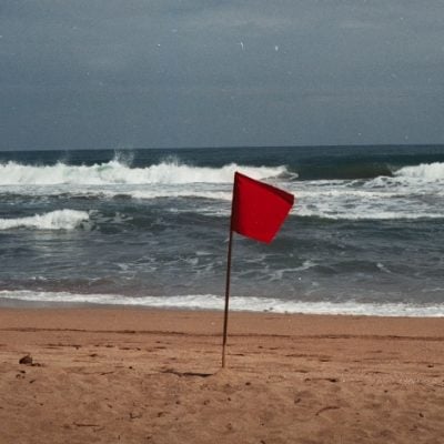 Warnflaggen am Strand: Farben und Bedeutung erklärt