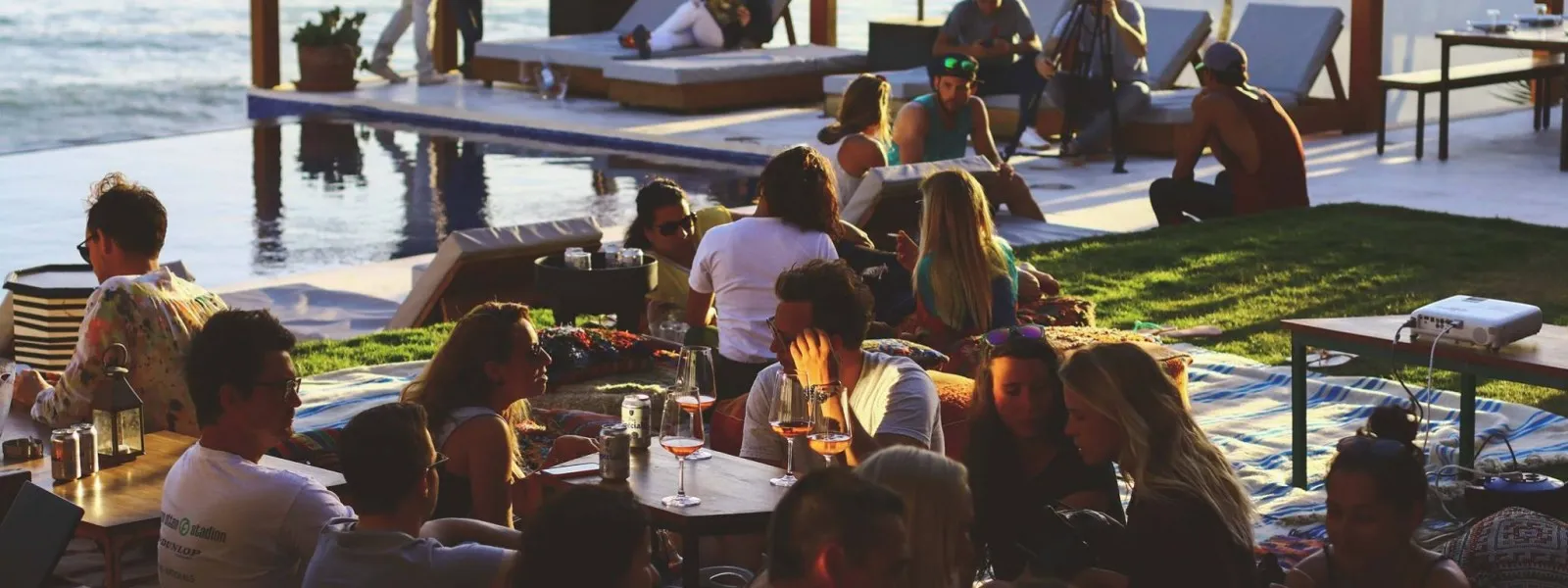 Menschen trinken und genießen den Sonnenuntergang in Taghazout