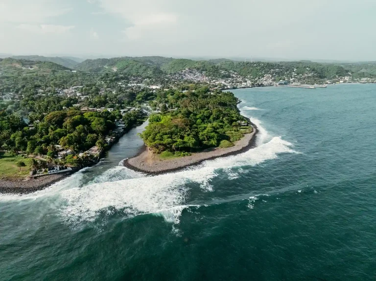 When to Surf El Salvador: Month-by-Month Guide to Seasons, Swells and Wind