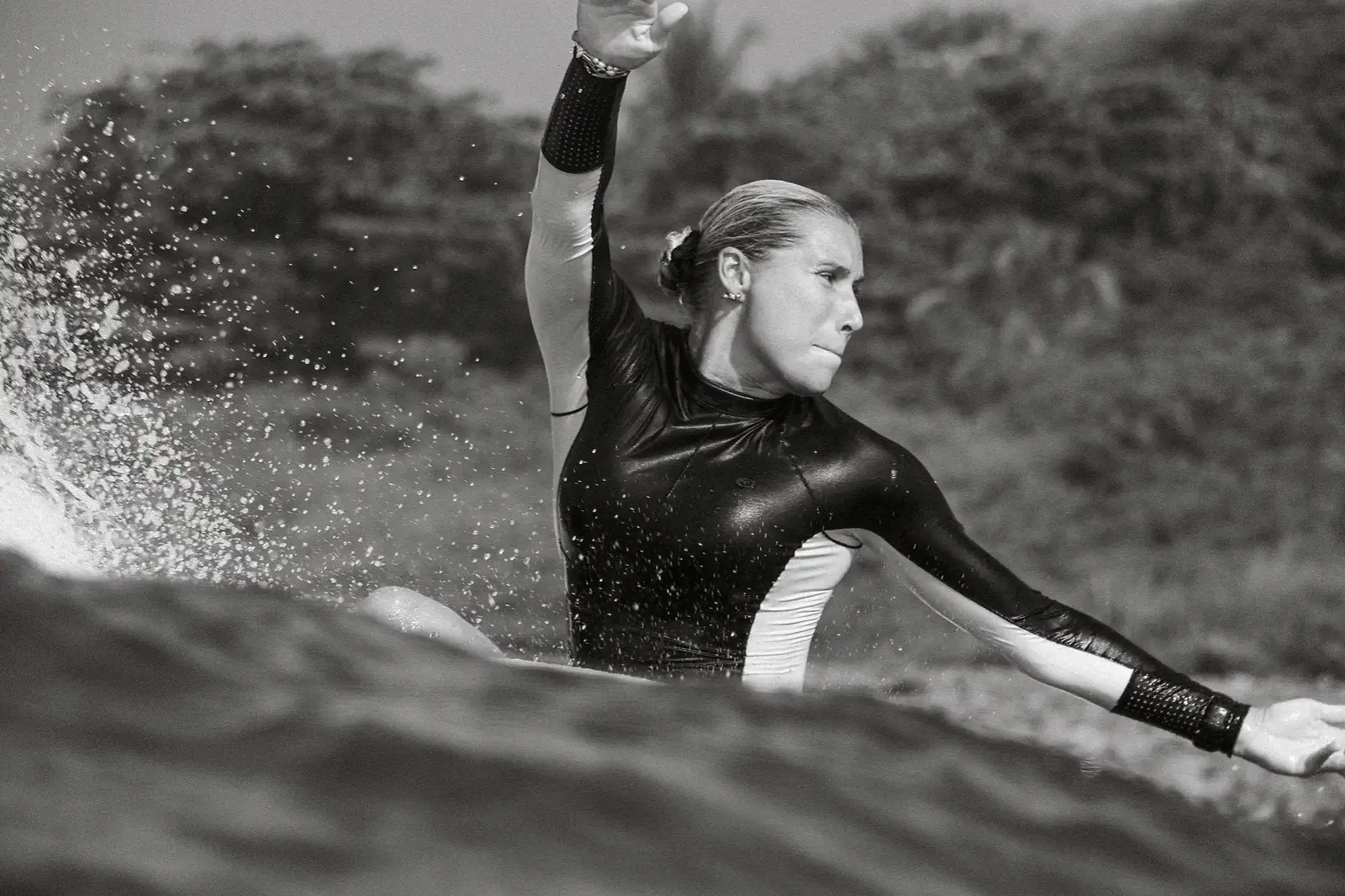 Surferin auf einer sauberen Rechtswelle in El Sunzal, El Salvador