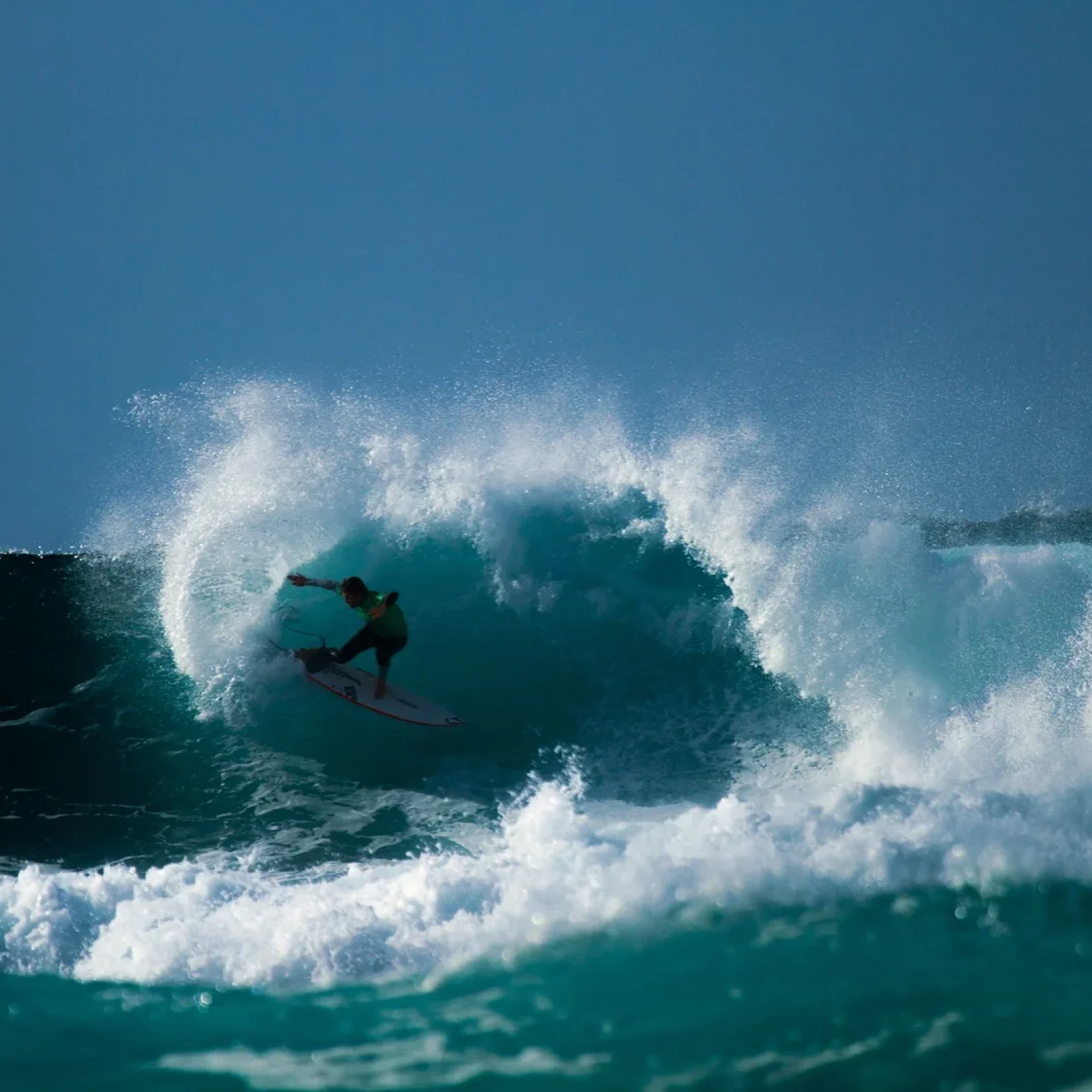 Surfer reitet in der Tube einer mächtigen türkisen Welle im Laola Galicia, Spanien.