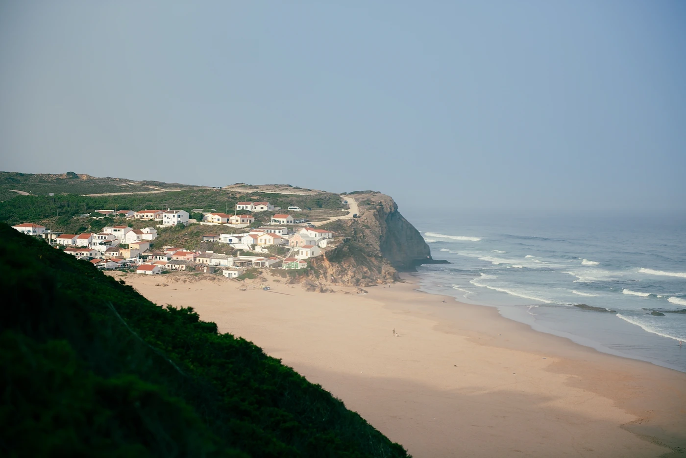 Dramatische Algarve-Klippen und leerer Surfspot bei Aljezur