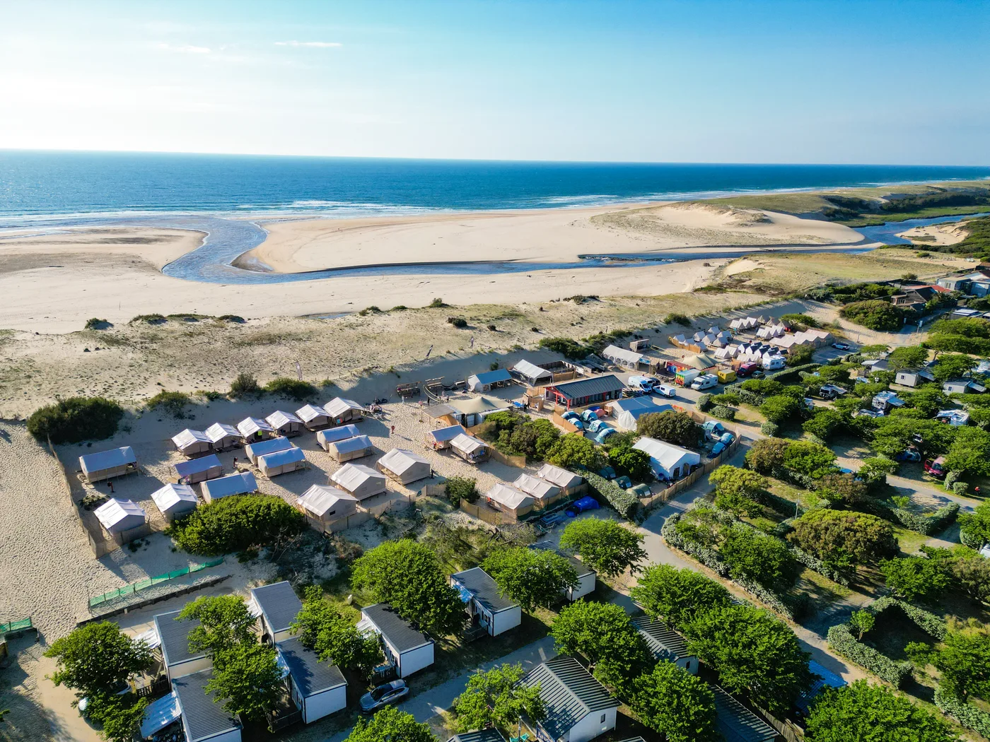 Vue aérienne du surf camp SURFblend Moliets dans les dunes de Moliets-Plage
