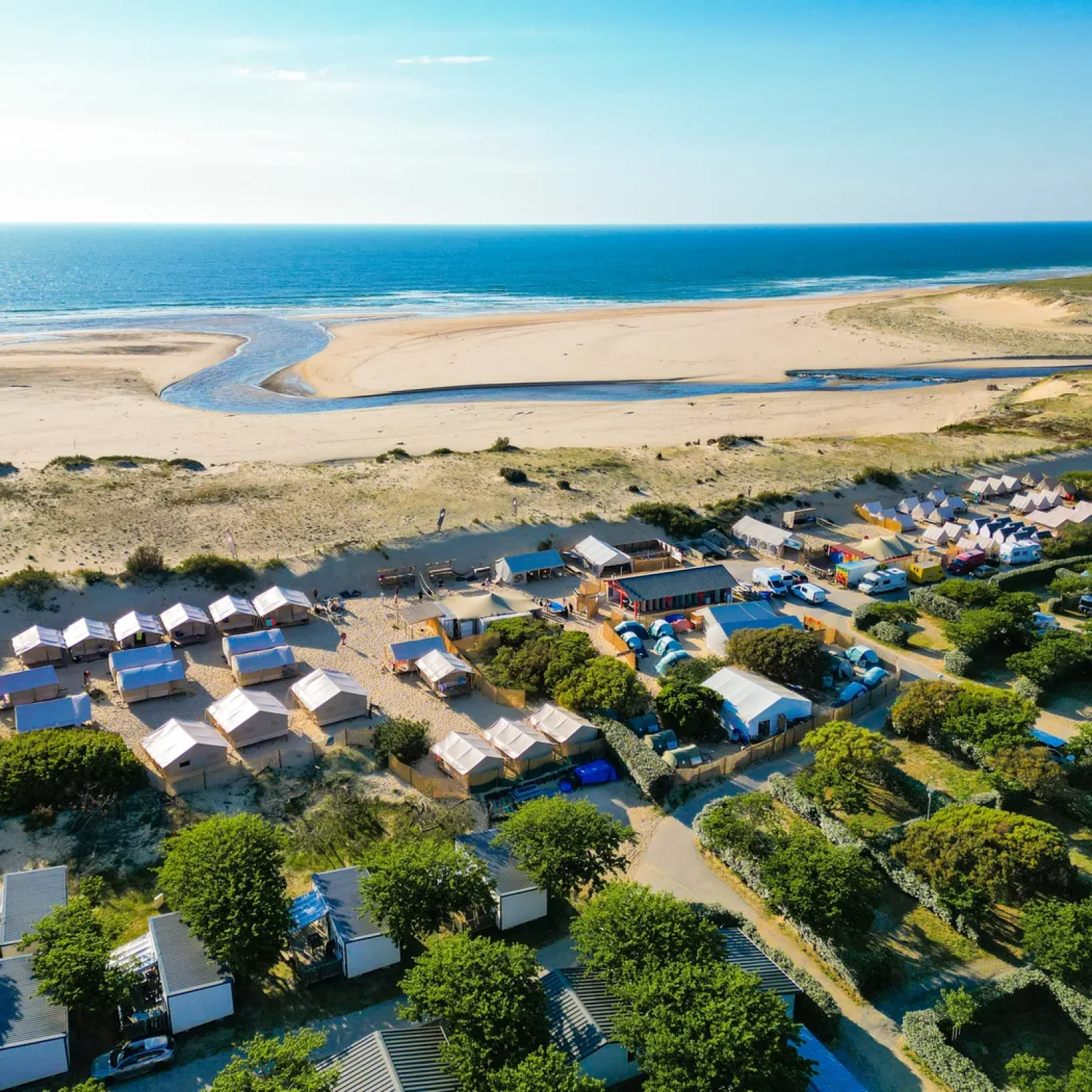 Vue drone de SurfBlend Moliets parmi les pins