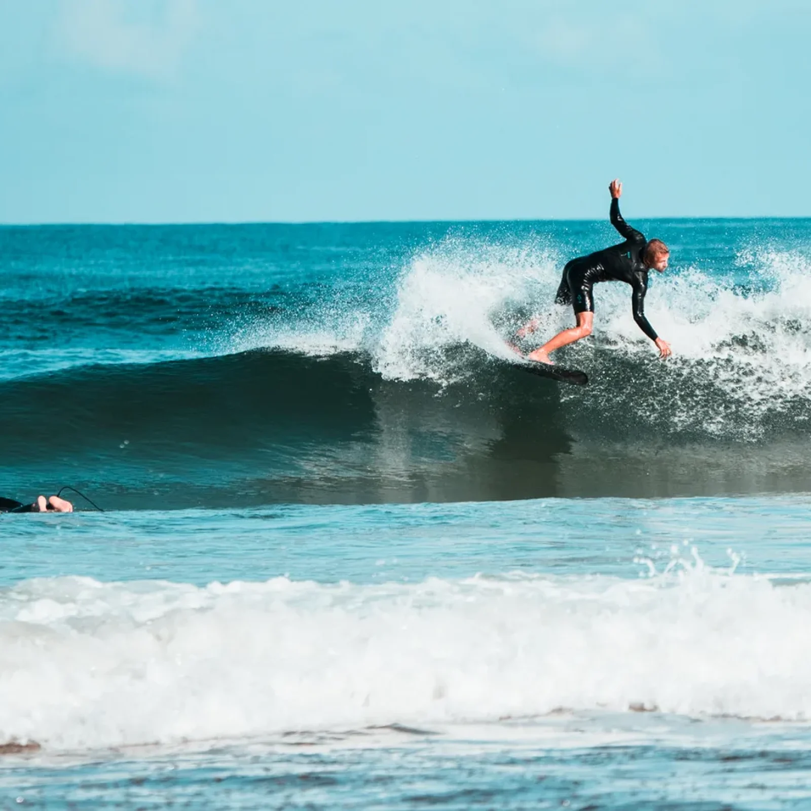 Surfeur surfant une vague à Moliets-plage près du camp SurfBlend