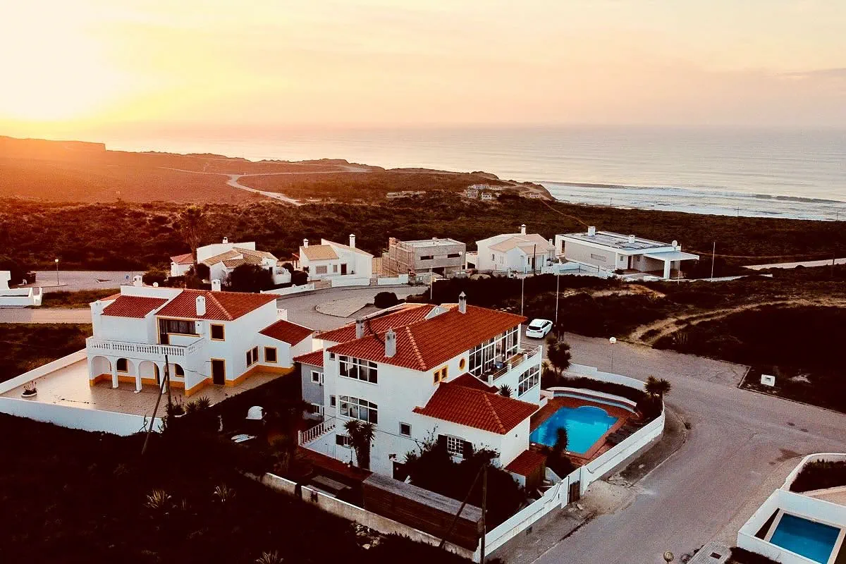 SURFinn Algarve Surfunterkunft auf der Klippe mit Pool