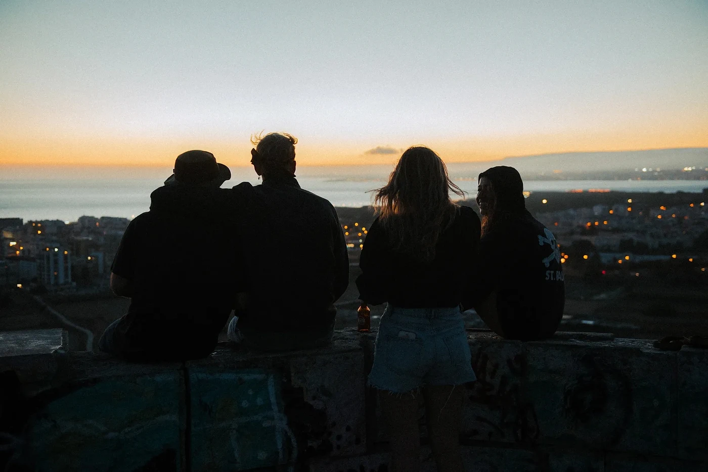 Beach Break Costa da Caparica mit der Skyline von Lissabon im Hintergrund