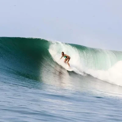 Surfer à Las Flores, Salvador : la vague, la saison, où loger