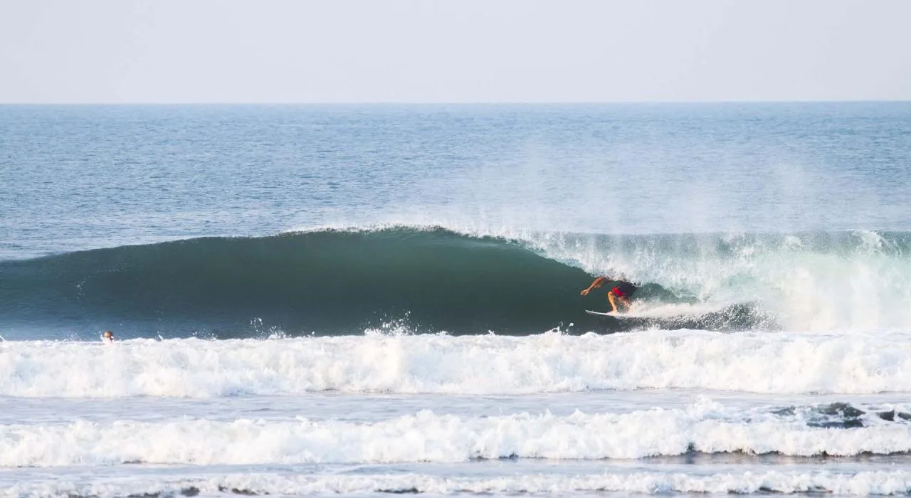 Surfer in der Barrel-Sektion am Las Flores Pointbreak, El Salvador