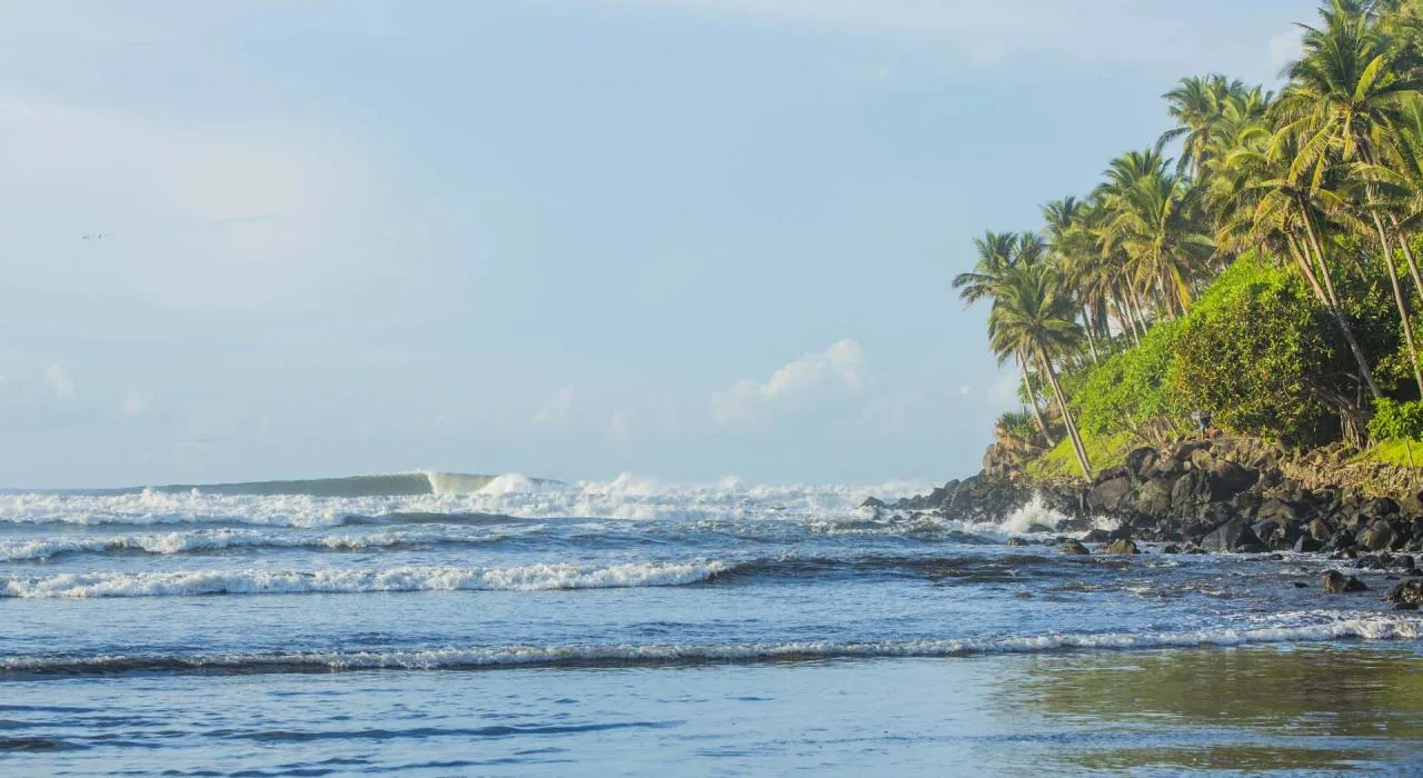 Küste von Las Flores mit Reefbreak und mehreren Wellenlinien, El Salvador