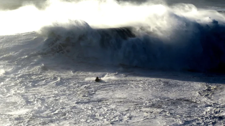 Surfen in Nazaré: Reiseguide zur Big-Wave-Hauptstadt Portugals