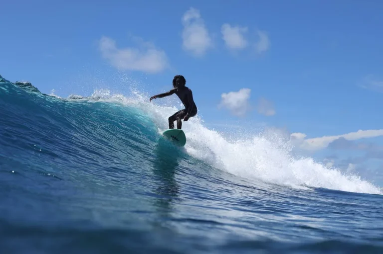 Surfer les Maldives saison par saison : quand y aller