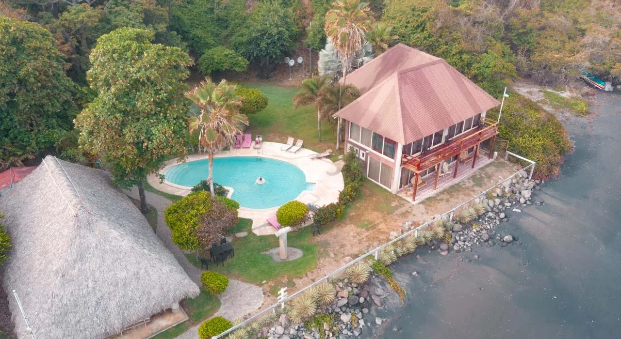 Vue aérienne de Punta Mango Surf Resort avec piscine en forme et côte Pacifique, Salvador