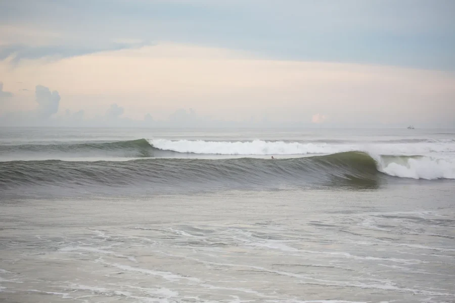 Mehrere Wellenpeaks am Surfspot Punta Roca mit einem Surfer im Lineup sichtbar.
