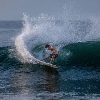 Surfen in Punta Roca, El Salvador: Der Weltklasse-Rechtspoint des Landes