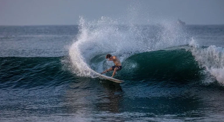 Surfer à Punta Roca, Salvador : le point break droitier de classe mondiale du pays